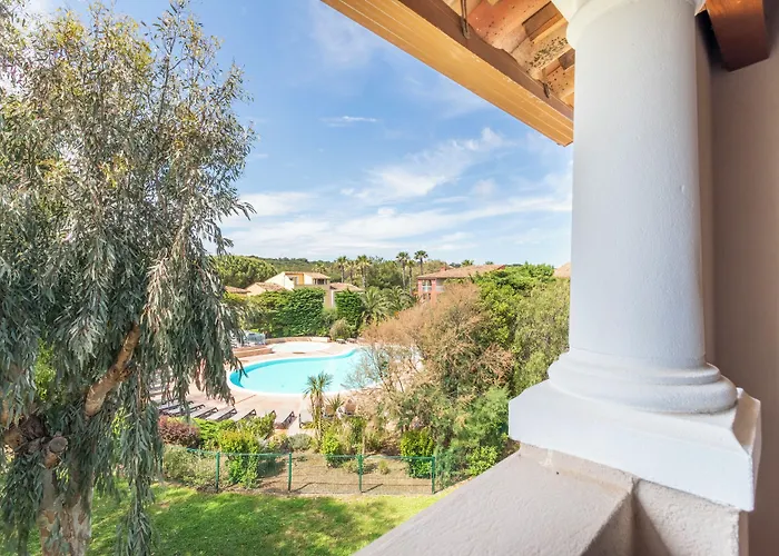 Pierre & Le Hameau De La Pinede Apart Otel Hyères