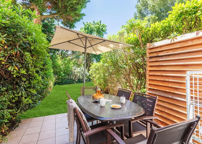 Pierre & Le Hameau De La Pinede 3*