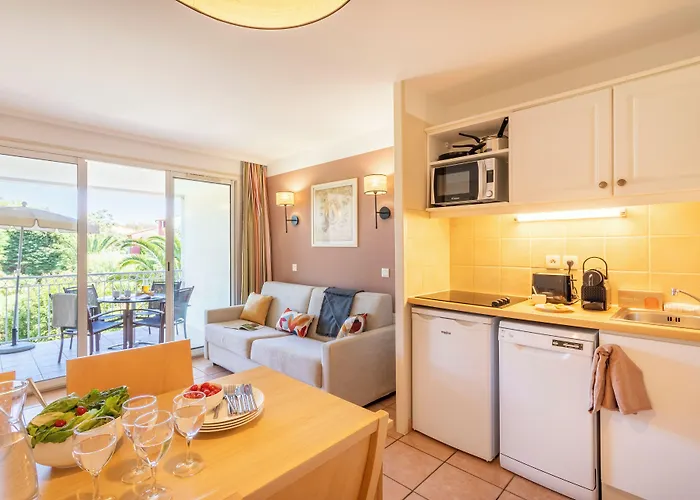 Pierre & Le Hameau De La Pinede Apart Otel 3*