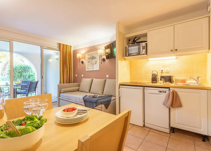 Pierre & Le Hameau De La Pinede