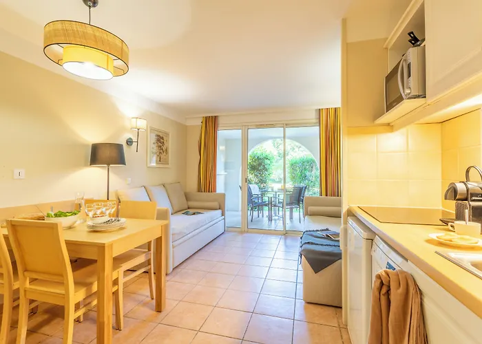 Pierre & Le Hameau De La Pinede הייר