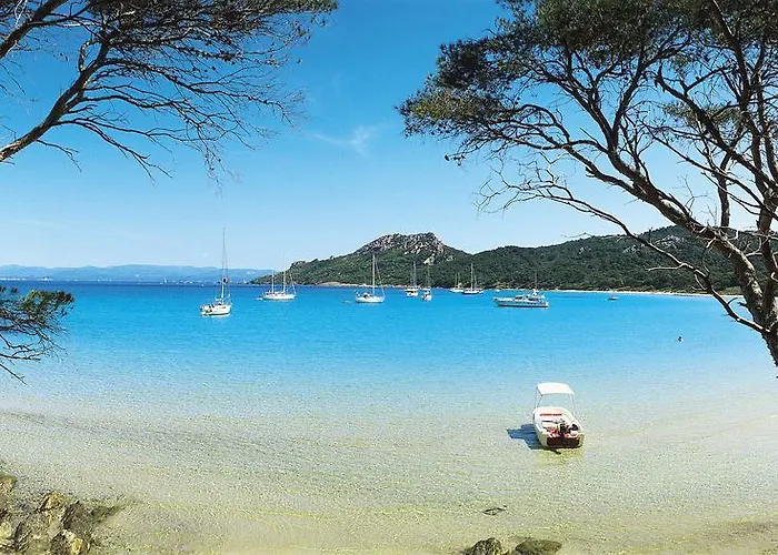 מלון דירות Pierre & Le Hameau De La Pinede 3*