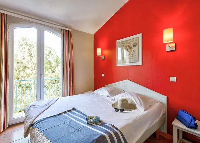 Pierre & Le Hameau De La Pinede 3*