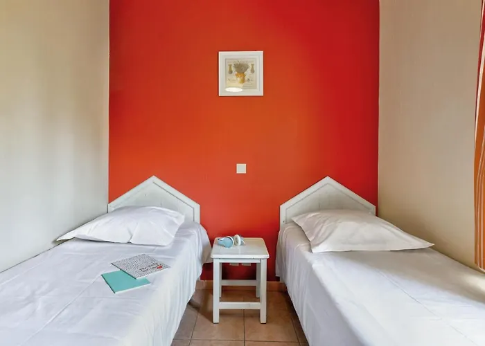 Pierre & Le Hameau De La Pinede