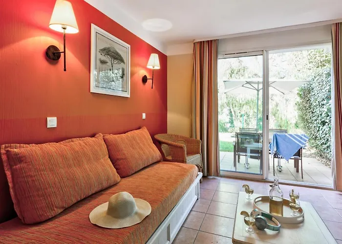 Pierre & Le Hameau De La Pinede Apart Otel Hyères